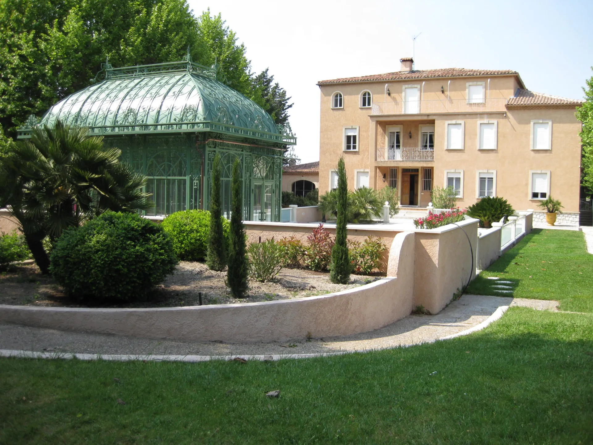 Domaine de la Nerthe — Outdoors
